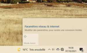 Routeur Wi-Fi à domicile avec signal instable illustrant des déconnexions Wi-Fi fréquentes