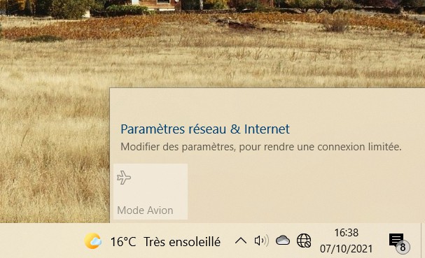 Routeur Wi-Fi à domicile avec signal instable illustrant des déconnexions Wi-Fi fréquentes