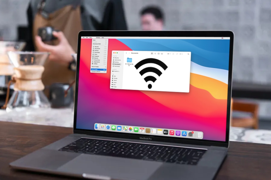 MacBook affichant une icône Wi-Fi barrée sur macOS, illustrant un problème de connexion Internet sur Mac